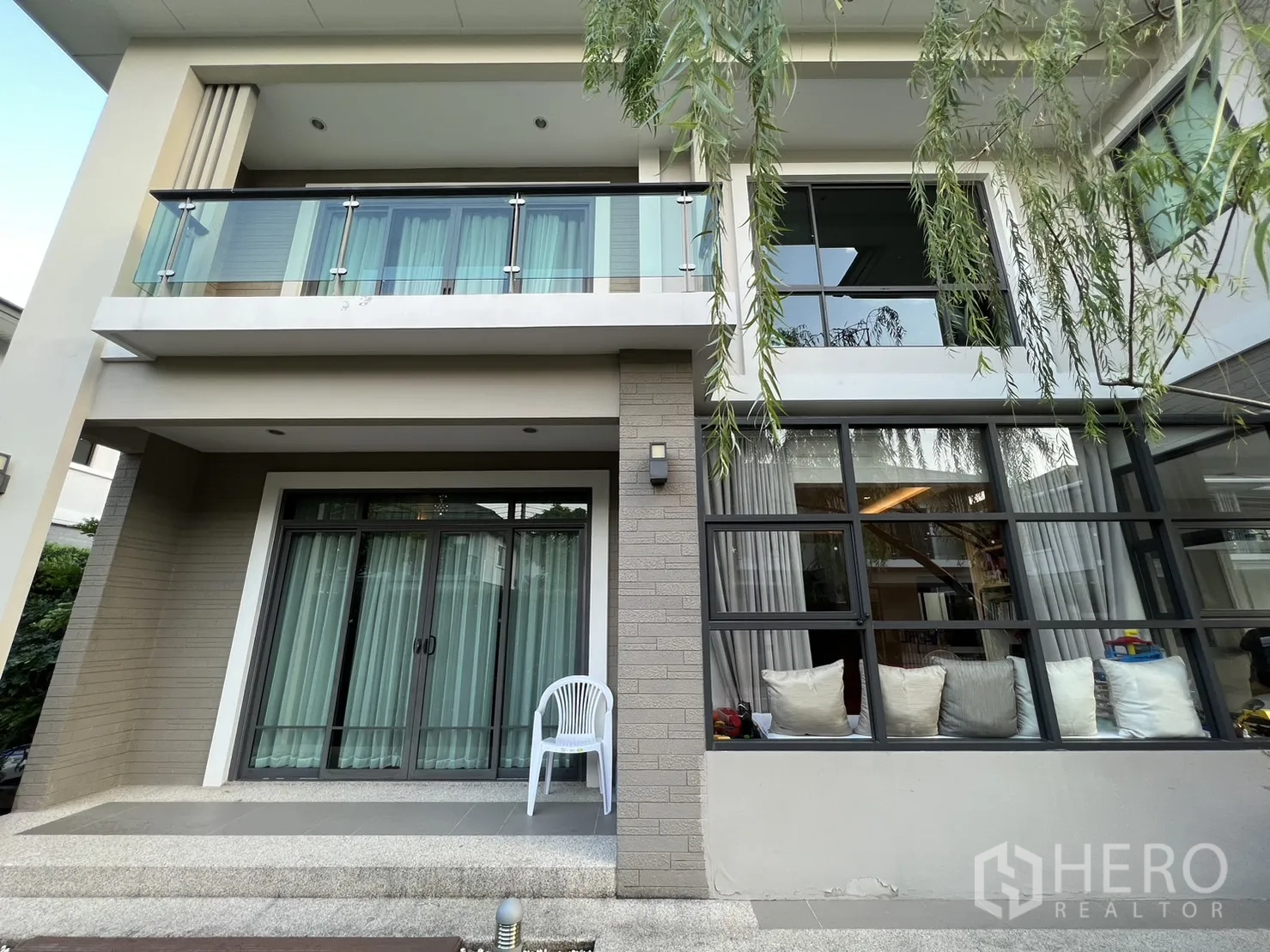 บ้าน ให้เช่าในSuan Luang, Bangkok - ด้านหน้าใกล้ๆ มีระเบียงกระจก ประตูบานเลื่อน และหน้าต่างบานกว้าง