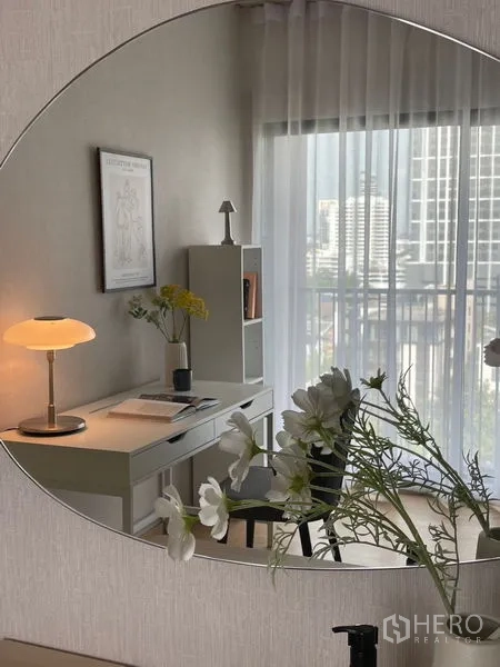 公寓 出租在Watthana, Bangkok - 圆镜倒影中的书桌、台灯及阳台景致。