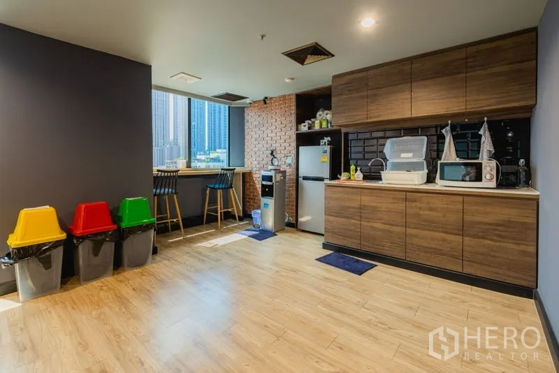 สำนักงาน ให้เช่า - แพนทรีบิวท์อิน ตู้เย็น ไมโครเวฟ และเคาน์เตอร์บาร์ริมหน้าต่าง