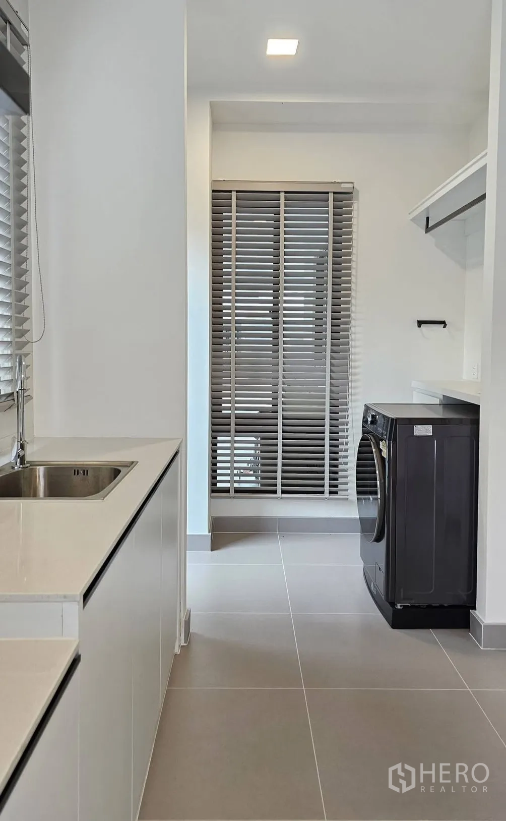 独栋房屋 for rent in Bang Phli, Samut Prakan - 家务间配水槽、操作台、洗衣机与百叶窗。