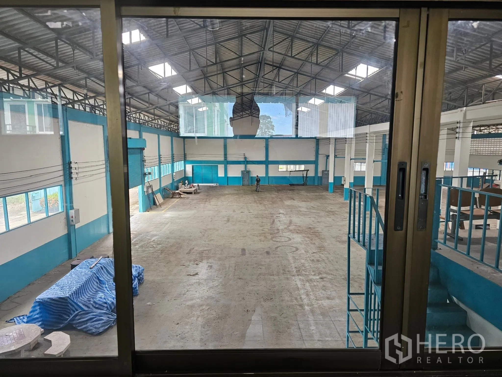 โรงงาน ให้เช่าหรือขายในMueang Rayong, Rayong - มุมมองจากกระจกเห็นโถงผลิตกว้าง ชั้นลอย บันได และแสงธรรมชาติจากสกายไลต์