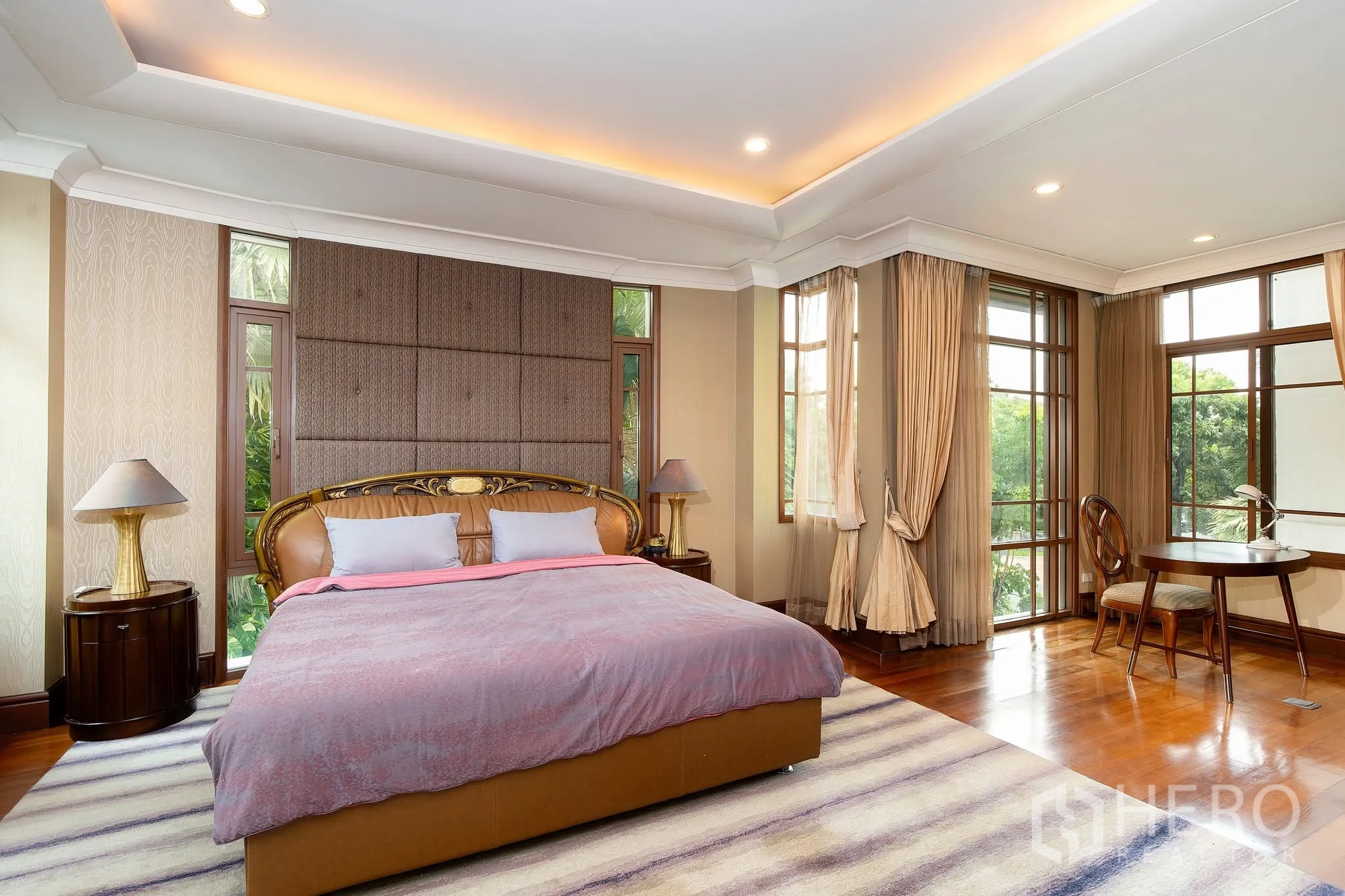 บ้านเดี่ยว for rent or sale in Watthana, Bangkok - มุมเตียงหลักพร้อมหัวเตียงหุ้มบุและโต๊ะหัวเตียง