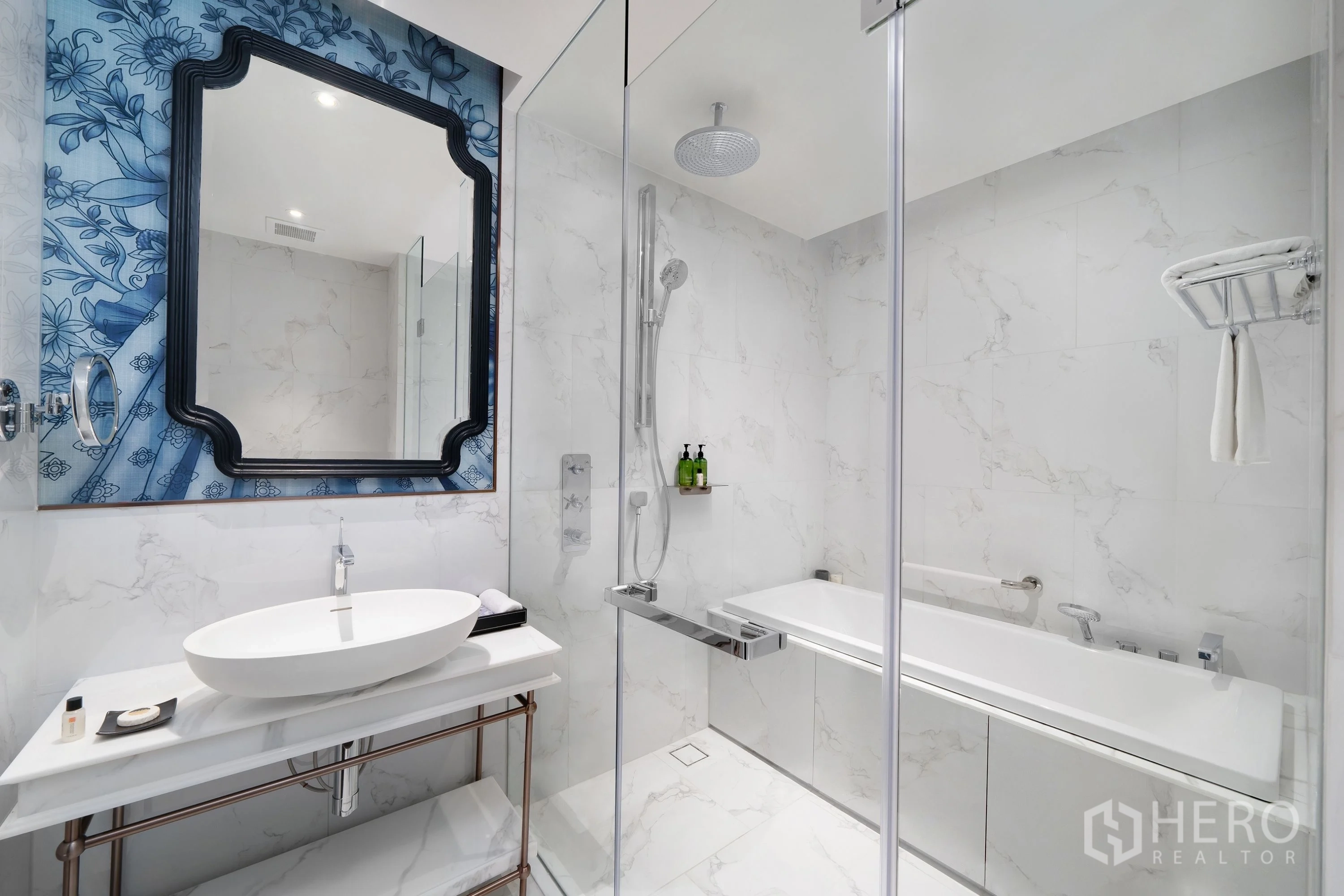 คอนโด for rent in Khlong Toei, Bangkok - ห้องน้ำสมัยใหม่ ผนังลายหินอ่อน อ่างล้างหน้าทรงรี ฝักบัวกระจก และอ่างอาบน้ำ