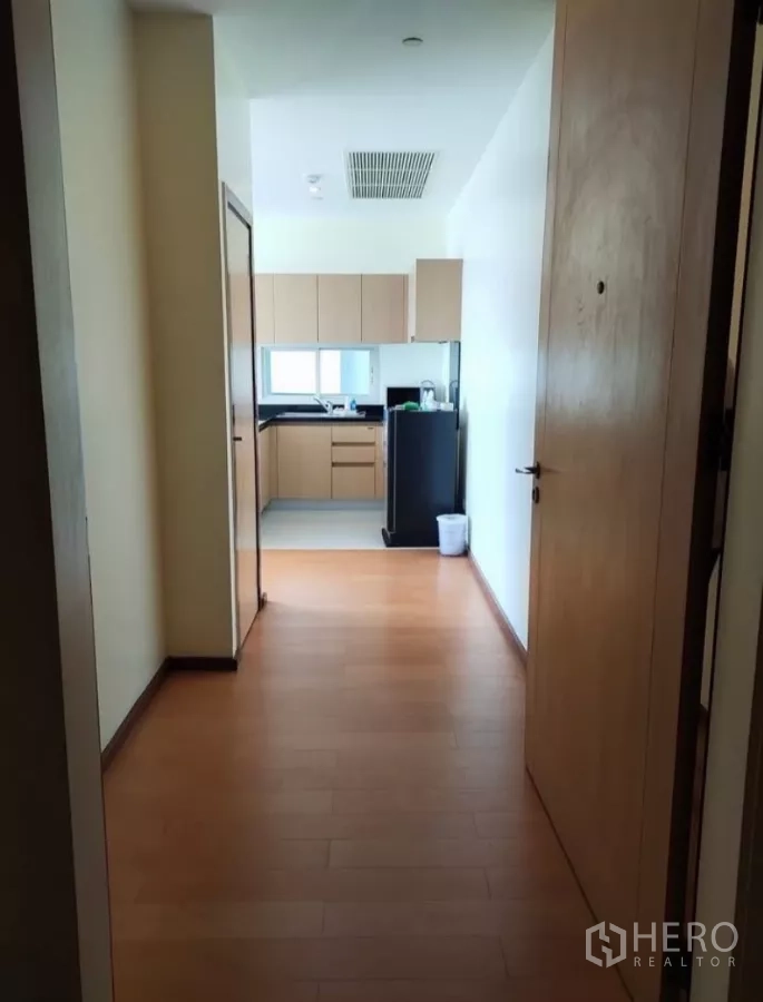 公寓 出租在Chatuchak, Bangkok - 入户走廊通向带冰箱的内置厨房