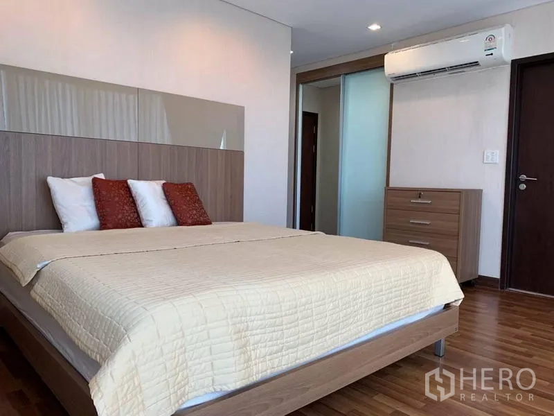 公寓 出租在Watthana, Bangkok - 主卧配特大床、空调与内置衣柜。