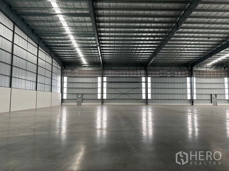 Factory for rent in Bang Sao Thong, Samut Prakan - Industrial interior with insulated metal walls and continuous LED lighting.