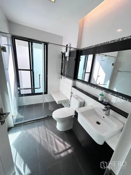 บ้าน ให้เช่าหรือขายในPrawet, Bangkok - ห้องน้ำที่สองพร้อมฝักบัวกั้นกระจกและแสงธรรมชาติ