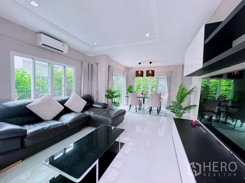 บ้าน ให้เช่าในPrawet, Bangkok - พื้นที่นั่งเล่นเชื่อมรับประทานอาหาร พื้นกระเบื้องเงา มองเห็นสวน