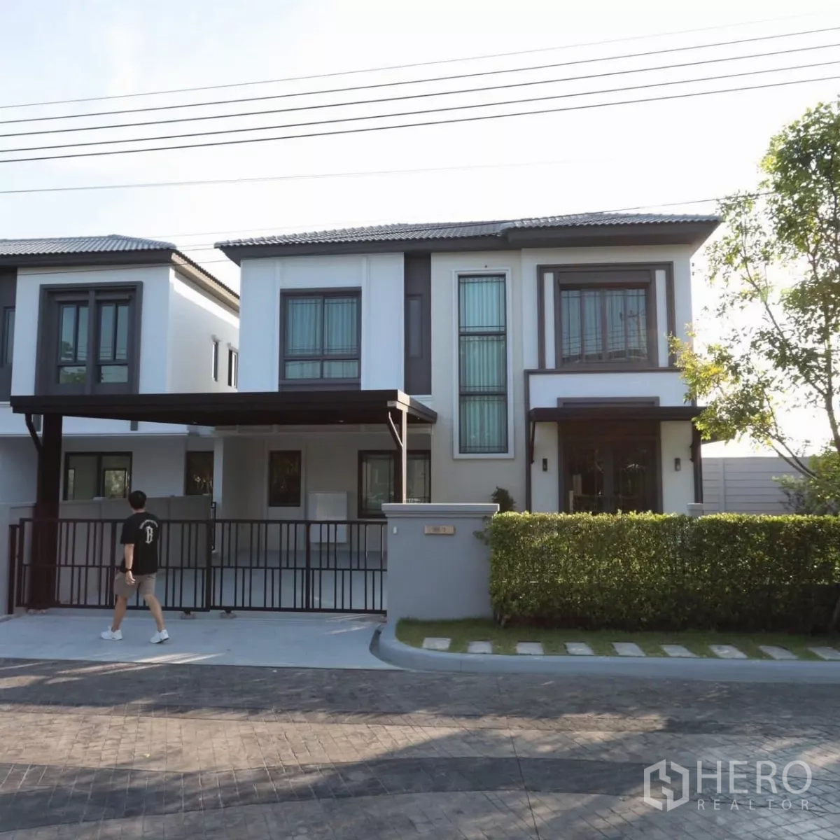บ้าน ให้เช่าในBang Phli, Samut Prakan - บ้านเดี่ยวสองชั้นสไตล์โมเดิร์น พร้อมรั้วและโรงจอดรถ