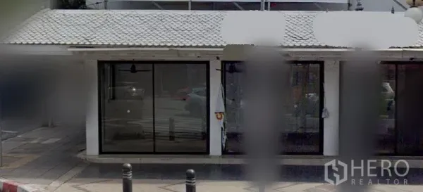 Retail Space for rent in Bang Rak, Bangkok - Glass-front retail unit on a corner with wide sidewalks and high-visibility storefront.