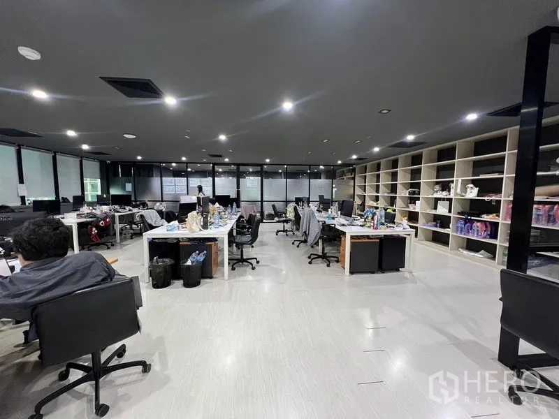 办公空间 出租在Watthana, Bangkok - 开放式办公室，内置收纳与嵌入式LED顶灯。