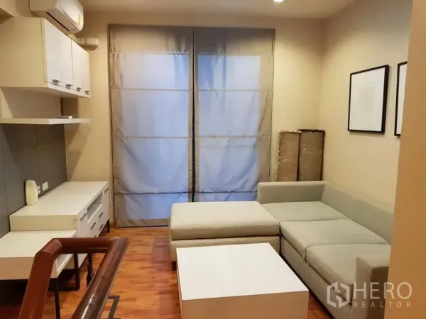 ทาวน์เฮาส์ ให้เช่าในPhra Khanong, Bangkok - ห้องนั่งเล่นชั้นบน โซฟา L-Shape โต๊ะกลาง พื้นไม้ และผ้าม่านบานใหญ่