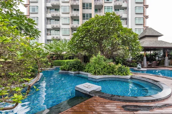 公寓 出租在Ratchathewi, Bangkok - 公寓度假式泳池，环绕绿植与凉亭