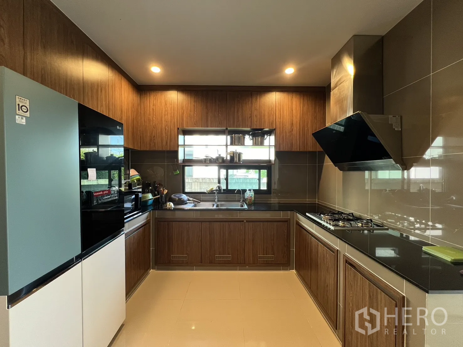 独立式住宅 出租或出售在Mueang Pathum Thani, Pathum Thani - 独立中厨，木纹柜体，燃气灶与烟机。
