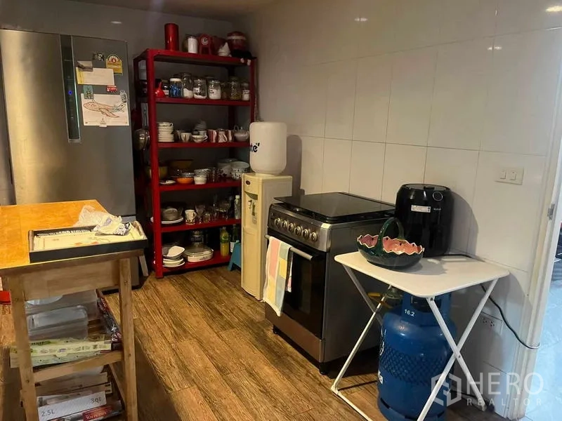 带办公室的家 出租在Bang Rak, Bangkok - 独立厨房配烤箱、冰箱、开放式置物架和燃气罐。