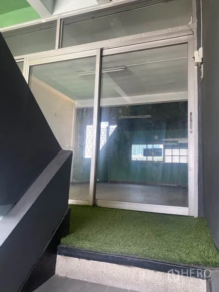 店屋 出租在Watthana, Bangkok - 通往楼层的推拉玻璃门，入口处铺人造草坪