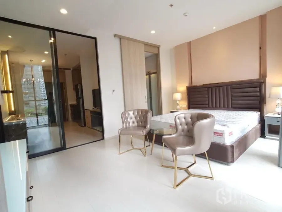 公寓 出租在Pathum Wan, Bangkok - 宽敞卧室，软包床头、两把椅子与大窗采光