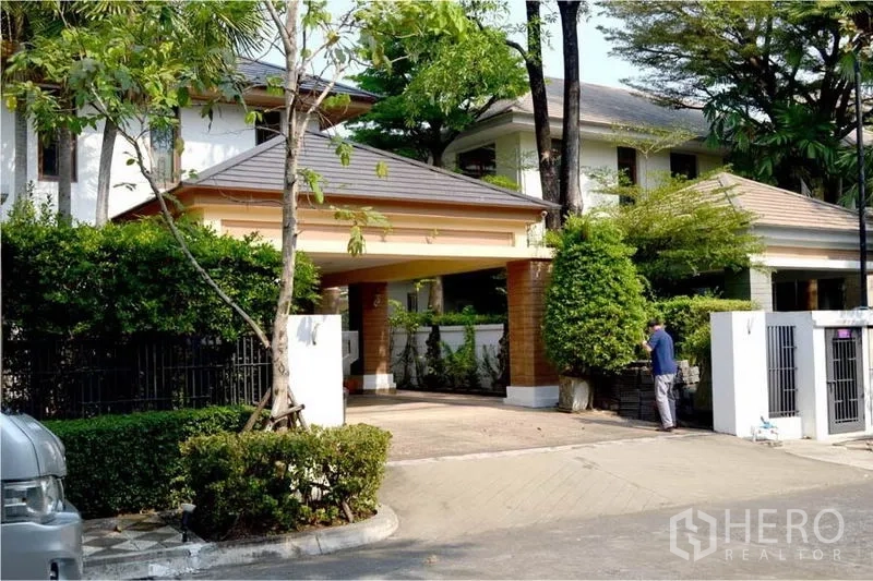 Detached House for rent or sale in Bang Phli, Samut Prakan - Gated detached house with covered carport, mature trees and hedges in Bang Phli, Samut Prakan.
