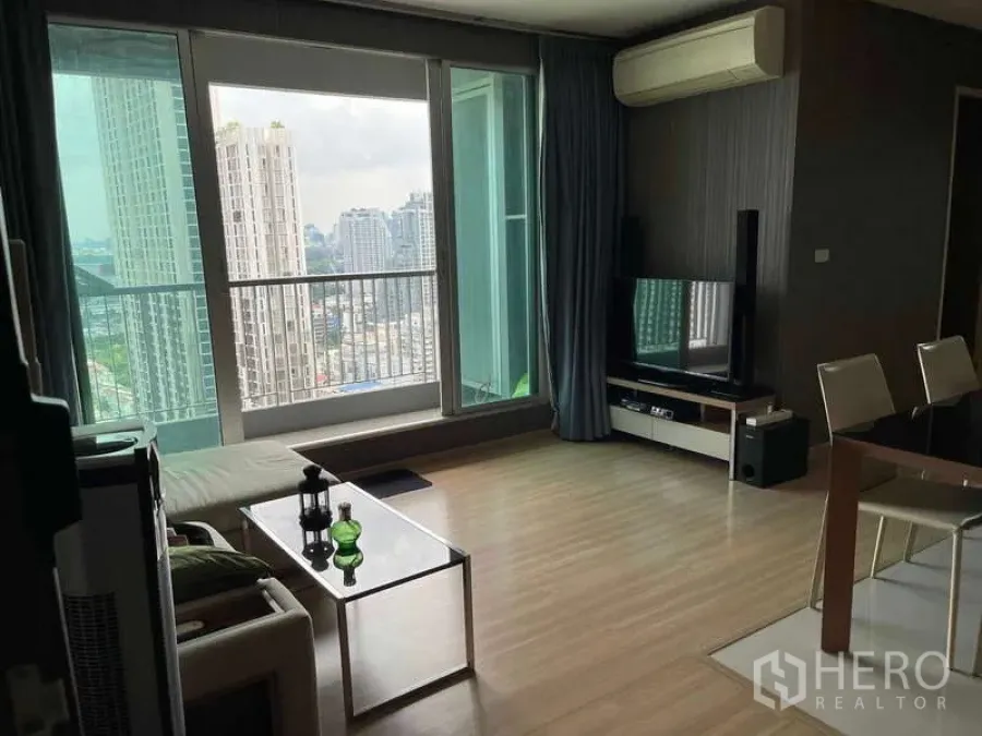 Condominium for sale in Phaya Thai, Bangkok - Another angle of the living room showing balcony glazing and skyline.