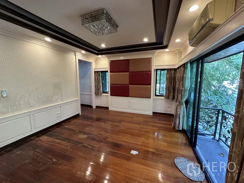 Detached House for sale in Lam Luk Ka, Pathum Thani - Bedroom with balcony access, wall panels and recessed lighting