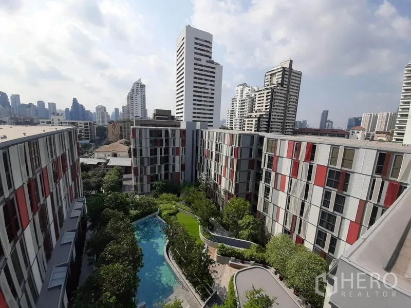 公寓 出租或出售在Watthana, Bangkok - 中庭景观，低层公寓围合景观泳池与花园。