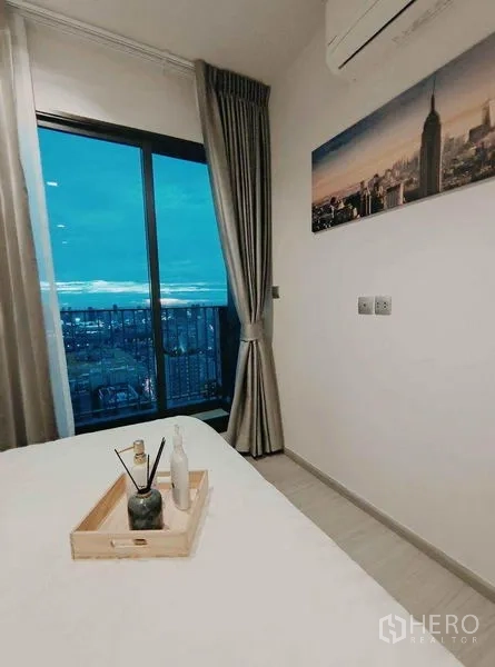 คอนโด ให้เช่าในRatchathewi, Bangkok - ห้องนอนที่สอง วางถาดบนเตียง มีหน้าต่างระเบียง แอร์ และวิวเมือง
