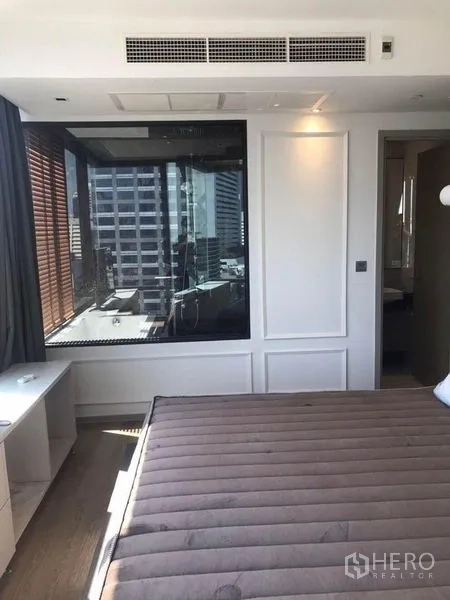 公寓 出租在Bang Rak, Bangkok - 主卧采光充足，落地窗城市景观，并设有通往套卫的入口。