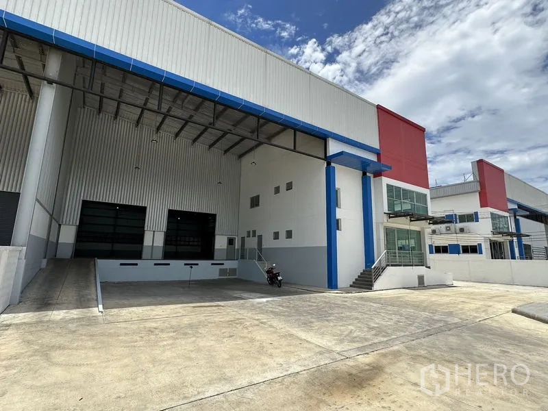 โรงงาน ให้เช่าในMueang Samut Prakan, Samut Prakan - ท่าขนถ่ายสินค้ามีหลังคา ทางลาดขึ้นลง ประตูม้วนขนาดใหญ่ และพื้นที่กลับรถบรรทุก