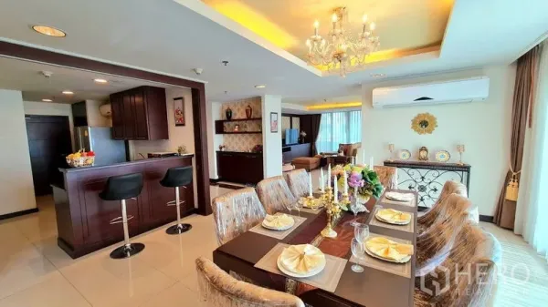 Apartment for rent in Watthana, Bangkok - Open-plan dining and living with wall-mounted air conditioning and full-height windows.