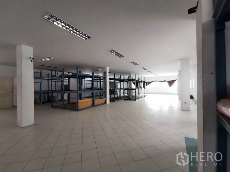 办公空间 出租在Khlong San, Bangkok - 大面积无立柱楼层，成排空置货架与明亮采光。