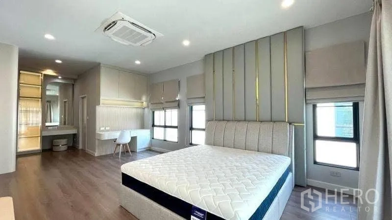 独栋房屋 for rent or sale in Bang Phli, Samut Prakan - 主卧设特色床头墙与多扇窗