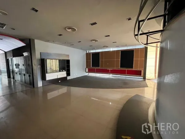 零售空间 出租 - 开阔零售楼层，瓷砖地面、筒灯天花、展示台和大面积前窗