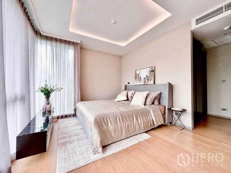 คอนโด ให้เช่าในWatthana, Bangkok - ห้องนอนรับแสงธรรมชาติ หน้าต่างบานใหญ่ พรมปูพื้น และการตกแต่งมินิมอล