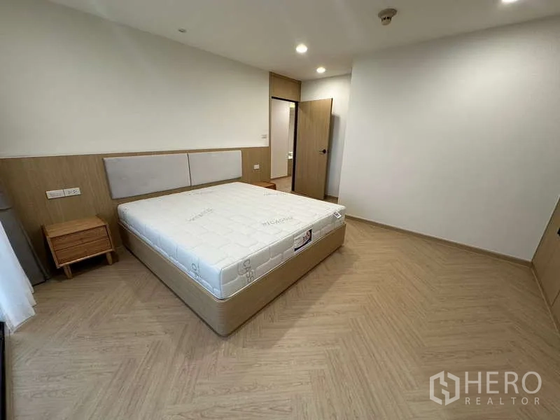 公寓 出租在Watthana, Bangkok - 第二卧室，鱼骨拼木地板，软包床头和床头柜