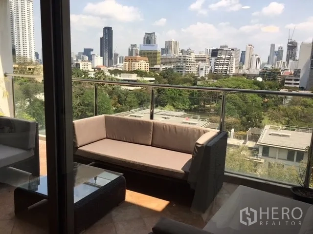 คอนโด ให้เช่าในPathum Wan, Bangkok - ระเบียงพร้อมโซฟากลางแจ้ง ราวกระจก มองเห็นสกายไลน์และพื้นที่สีเขียว