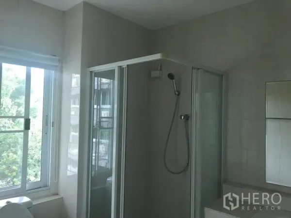 带办公室的家 出租或出售在Watthana, Bangkok - 明亮卫生间，带玻璃淋浴房与大型推拉窗。