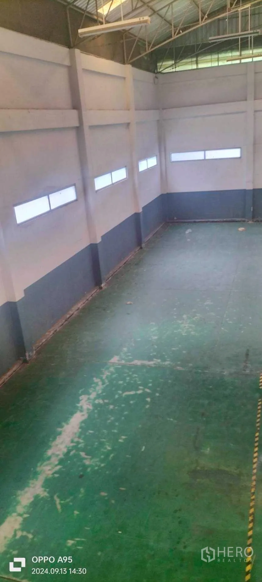 Factory for rent in Khlong Luang, Pathum Thani - Vertical view along wall windows and epoxy floor strip inside the warehouse.