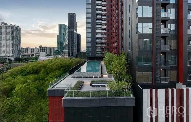 公寓 出售在Ratchathewi, Bangkok - 楼间高空泳池与绿色露台，远眺城市景观。