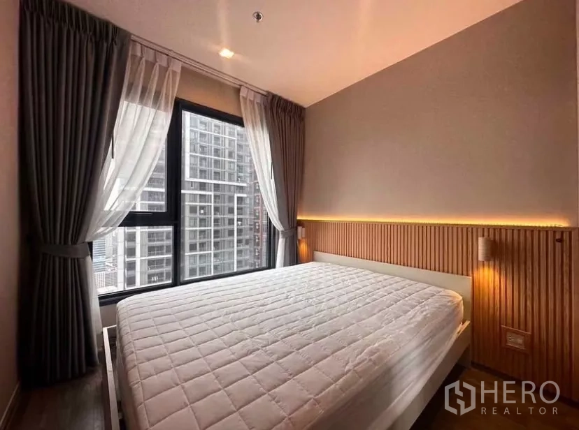 公寓 出租在Chatuchak, Bangkok - 主卧配大窗与床头灯，可望城市景色