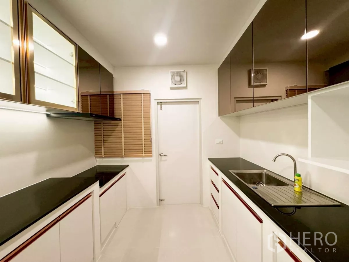 บ้าน ให้เช่าในBang Phli, Samut Prakan - ครัวปิดดีไซน์ทันสมัย เคาน์เตอร์หินดำ ตู้เก็บของสีขาว อ่างล้างจานสแตนเลส