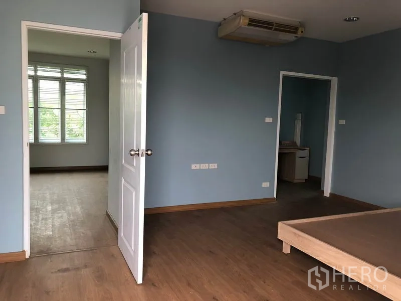บ้าน ขายในBang Khen, Bangkok - มุมห้องนอนใหญ่ หน้าต่างบานกว้าง ทางเดินเชื่อมห้องข้างเคียง และพื้นไม้