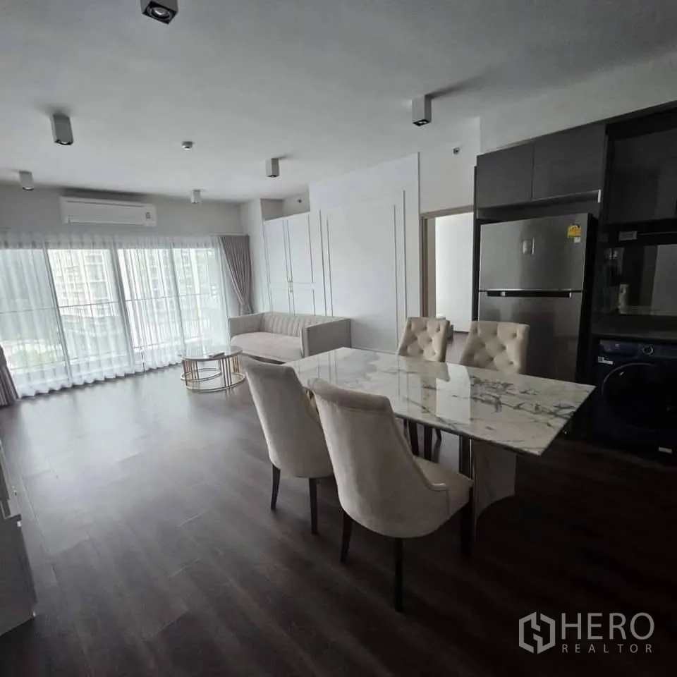 คอนโด for rent in Huai Khwang, Bangkok - อีกมุมของโซนอยู่รับประทานอาหารพร้อมหน้าต่างยาวเต็มผนังและโต๊ะหินอ่อน