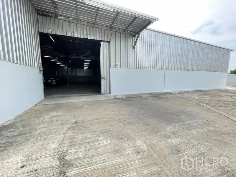 Warehouse for rent in Nakhon Pathom - Front elevation of the warehouse with covered entrance and ample truck turning area.
