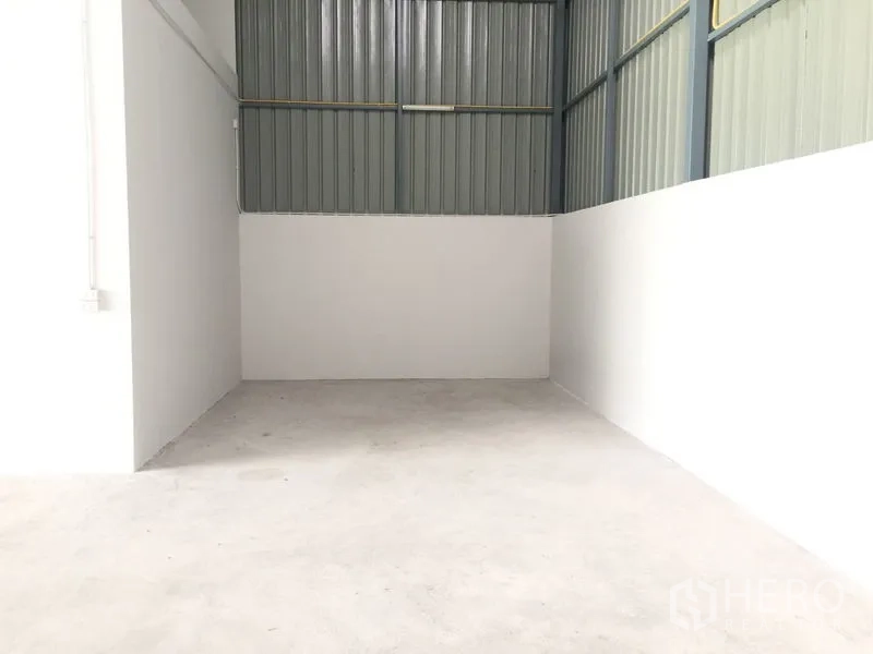 货栈 出售在Khlong Luang, Pathum Thani - 干净的仓库分区，高墙与平整水泥地。