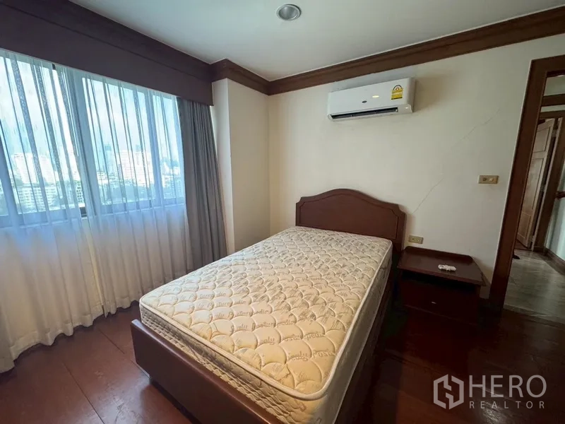 Condominium for rent in Watthana, Bangkok - Lift lobby with decorative metal gate and built-in storage cabinets.