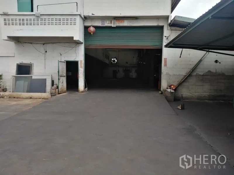 工厂 出租在Saphan Sung, Bangkok - 卷闸门主入口与通往生产车间的车道。