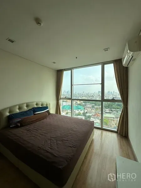 公寓 出售在Watthana, Bangkok - 卧室落地窗，俯瞰曼谷天际线的全景。