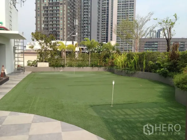 公寓 出租在Khlong Toei, Bangkok - 屋顶推杆果岭与花园景观，远眺城市高楼，近通罗
