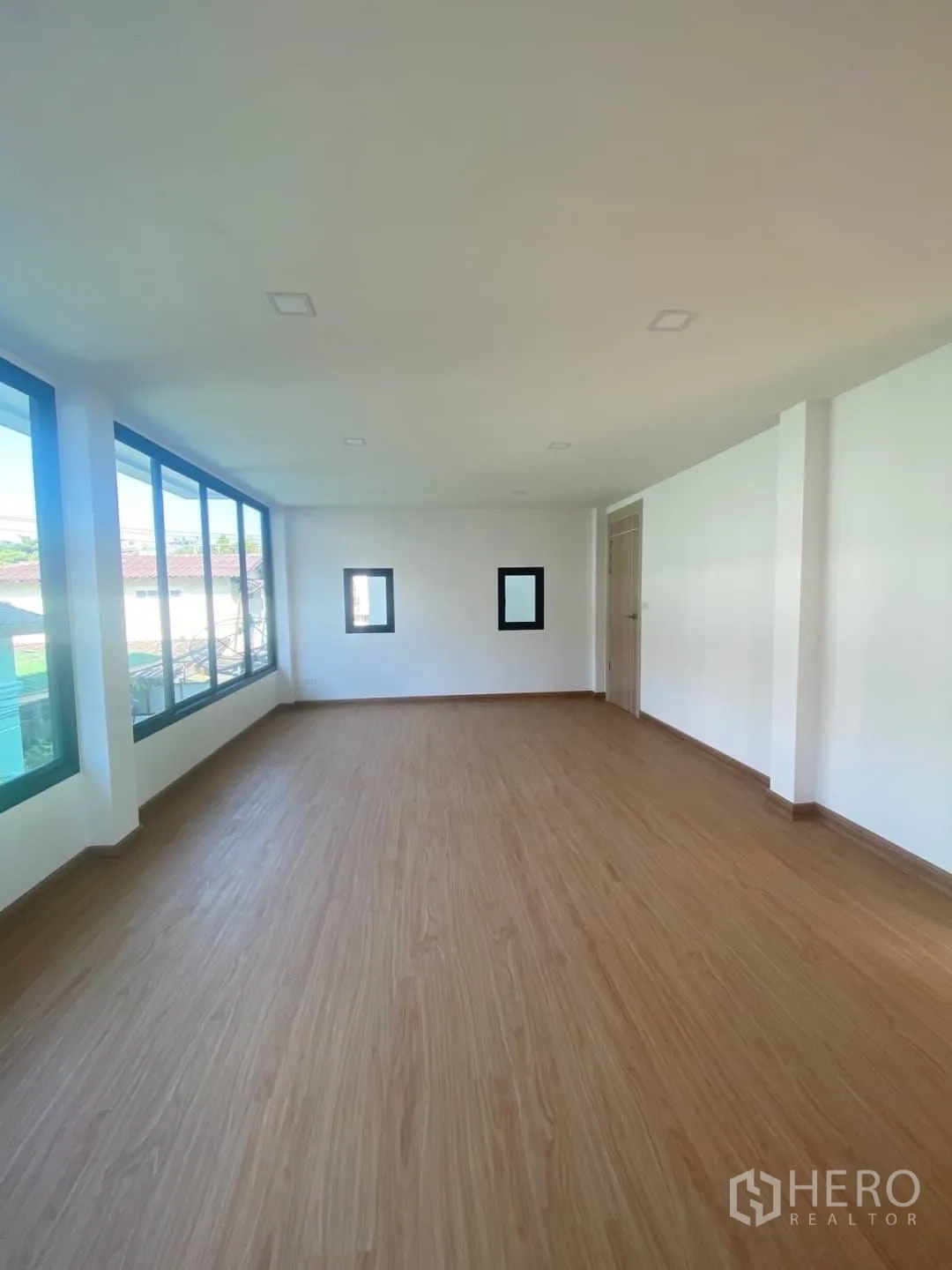 สำนักงานที่บ้าน ขาย - ชั้นทำงานเปิดโล่ง พื้นลายไม้และกระจกเต็มแนวผนัง