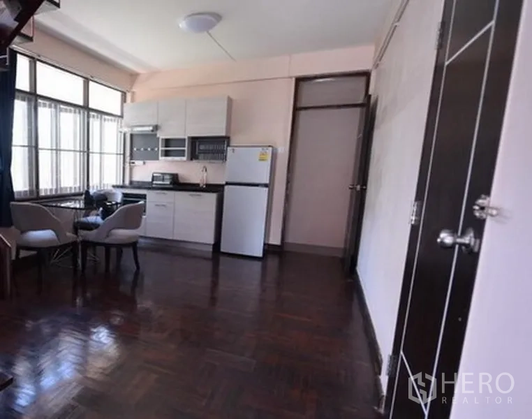 บ้าน ให้เช่าในBang Na, Bangkok - ห้องครัวรับประทานอาหารสว่างไสว มีโต๊ะนั่งสองที่และพื้นไม้